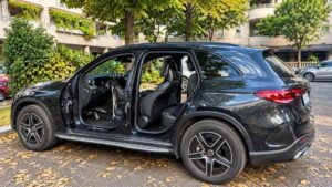 Mercedes-Benz senza portiere e volante a Piazza del Sole, nel quartiere Torrino a Roma.