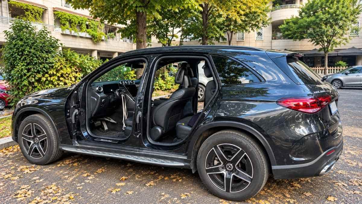 Mercedes-Benz senza portiere e volante a Piazza del Sole, nel quartiere Torrino a Roma.